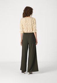 JDY JDYTANJA WIDE FLOWY PANT - Pantaloni - peat