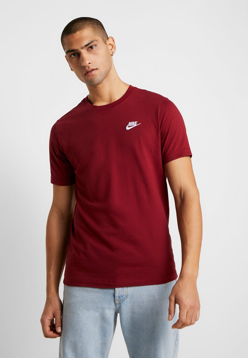 Burgundské tričko Nike vyrobené z bavlny, s okrúhlym výstrihom, krátkymi rukávmi a malým bielym logom na ľavej hrudi.