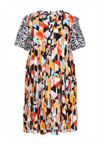 Színes, réteges ruha geometrikus mintával pink, narancssárga, fekete és kék színekben, rövid mintás ujjakkal és kerek nyakkivágással.
