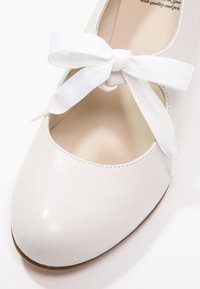 KMB Richelieus - white