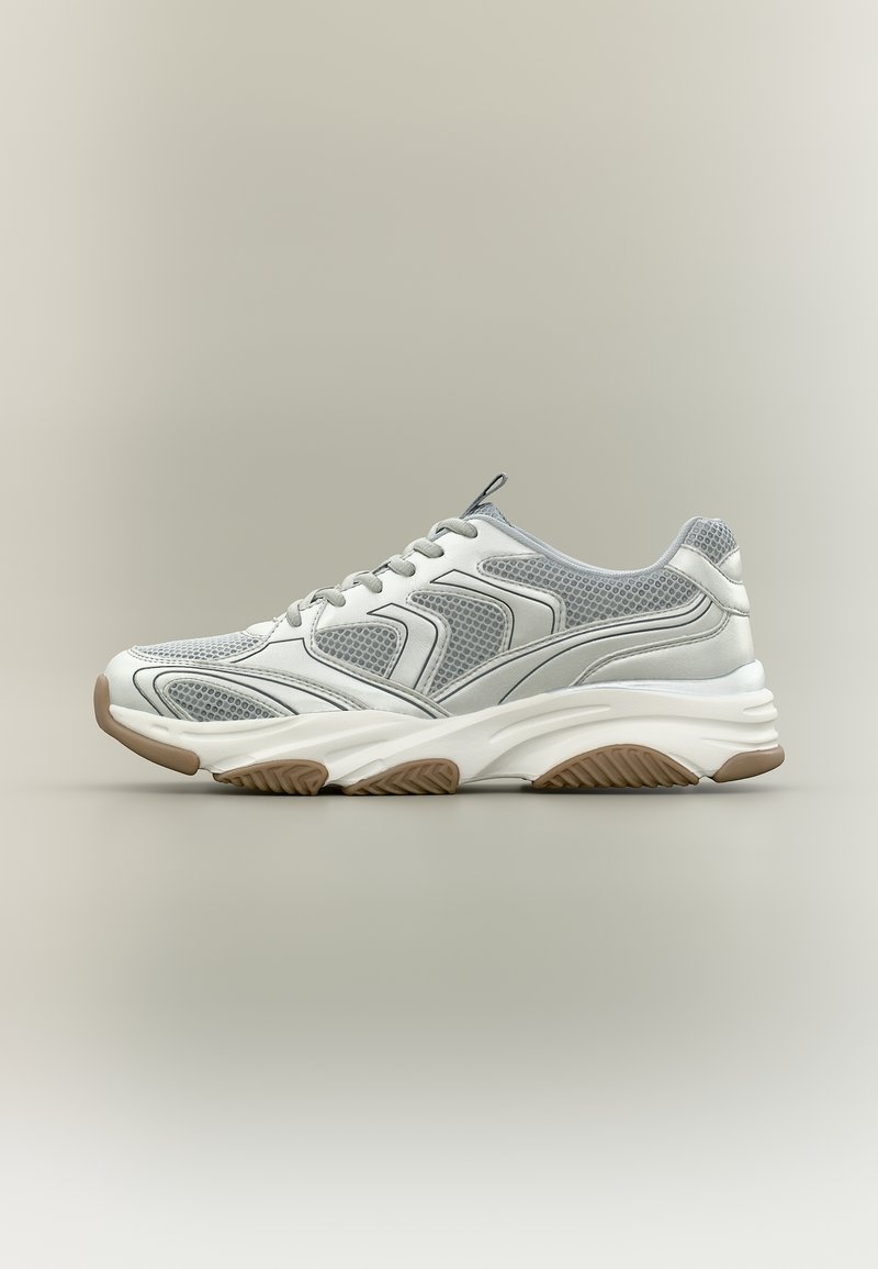 Λευκό και γκρι διαπνέον παπούτσι για τρέξιμο με μπεζ πέλμα και παχύ, μαξιλαρωμένο πέλμα, δείχνεται από τη δεξιά πλευρά σε ουδέτερο φόντο.