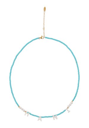 Halsketting met kleine turquoise kralen, gouden sluiting en witte letters die "HANI" spellen, gescheiden door kleine witte en gouden kralen.