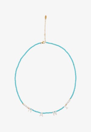 Halsketting met kleine turquoise kralen, gouden sluiting en witte letters die "HANI" spellen, gescheiden door kleine witte en gouden kralen.