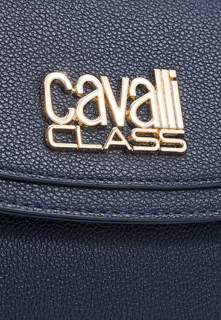 Sac en cuir texturé bleu marine avec un logo doré "Cavalli Class" bien en vue à l'avant. Fini lisse avec une forme structurée et des détails raffinés.
