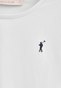 Weißes Baumwoll-T-Shirt mit einer navyblauen, gestickten Figur, die auf der linken Seite mit einer Schaufel dargestellt ist. Rundhals mit geripptem Textur.