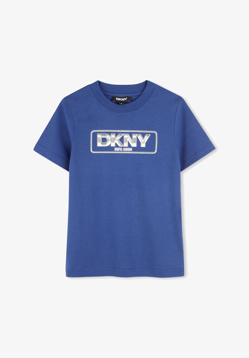 T-shirt en coton bleu avec un logo "DKNY" imprimé en argent et le texte "EST. 1989" dans une bordure rectangulaire. Design à manches courtes et col rond.