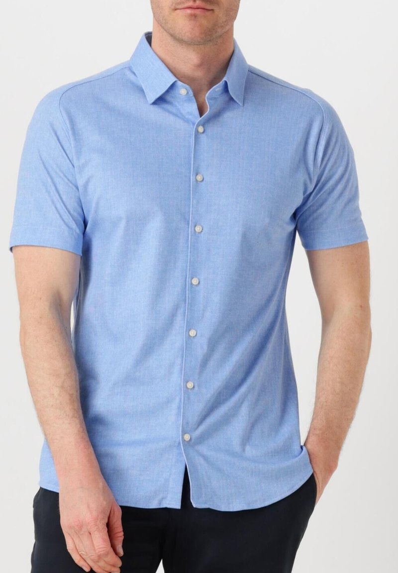 Helles blaues Kurzarm-Hemd mit Knöpfen, aus Baumwollstoff mit glatter Textur, ausgestattet mit einem Kentkragen und Frontknöpfen.
