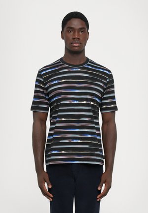 Kortærmet sort t-shirt med vandrette striber i blå, pink og hvid. Glat stof med rund hals og afslappet pasform.