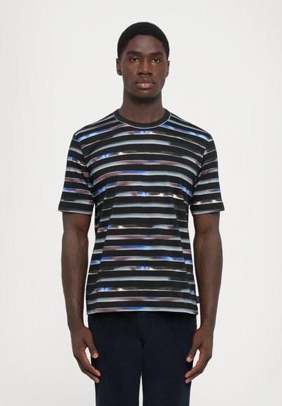 Schwarzes T-Shirt mit kurzen Ärmeln, das horizontale Streifen in Blau, Pink und Weiß aufweist. Glattes Material mit Rundhalsausschnitt und lässiger Passform.