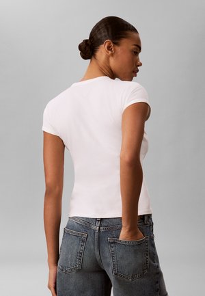 Calvin Klein Jeans PRIDE BABY TEE - Μπλουζάκι με στάμπα - bright white