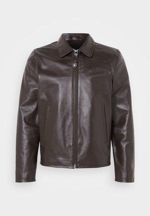 Chaqueta de cuero marrón con un cuello tipo solapa, cremallera frontal y bolsillos laterales. Textura suave con un sutil logotipo en el pecho.