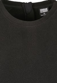 Czarny polarowy pulower z okrągłym dekoltem, miękką teksturą i zamkiem błyskawicznym z tyłu. Metka pokazuje "Urban Classics" i rozmiar XS.