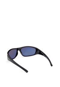 Gafas de sol negras con diseño envolvente, lentes tintados en azul y montura de plástico suave. Los laterales presentan un detalle de logo.