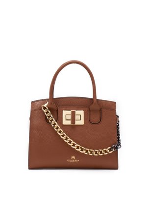 Sac à main en cuir marron avec une bandoulière chaîne dorée et noire, deux poignées, et un fermoir rectangulaire doré sur le devant avec le logo de la marque en dessous.