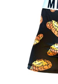 Svarta shorts med ett upprepat mönster av orange-bruna croissanter. Elastisk midja med texten "MEN" i kontrasterande vita bokstäver.