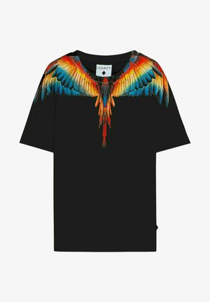 T-shirt nera a maniche corte con una grafica colorata di un'ala di uccello in vivaci tonalità di blu, arancione e giallo. Tessuto morbido con scollo rotondo.