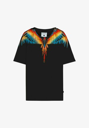 T-shirt nera a maniche corte con una grafica colorata di un'ala di uccello in vivaci tonalità di blu, arancione e giallo. Tessuto morbido con scollo rotondo.