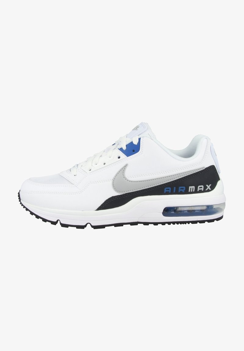 Zapatilla Nike Air Max blanca con un swoosh gris, acentos negros, ojete azul, parte superior texturizada y una unidad de amortiguación de aire visible.