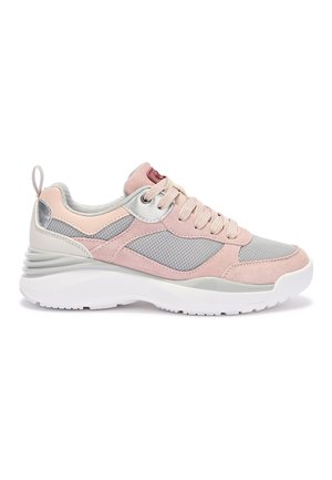 Zapatilla deportiva de malla en tonos rosa claro y gris, con cordones en la parte delantera, cuello acolchado y suela blanca gruesa, vista lateral.