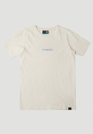 Kremowa koszulka z krótkim rękawem z małym niebieskim logo "O'NEILL" na środku klatki piersiowej i czarną metką na dolnym brzegu.
