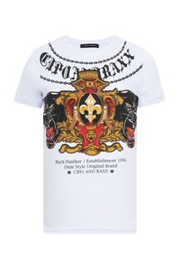 Weißes T-Shirt mit kurzen Ärmeln, das ein großes, buntes Grafikdesign mit einem Löwen, schwarzen Panthern und dekorativen Wappenelementen zeigt.