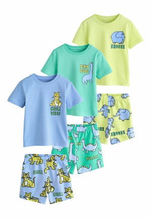 Trijų komplektų trumpomis rankovėmis vaikiški pižamos su gyvūnų atspaudais ir tekstu: mėlynas „Chill Vibes“ su gepardu, žalias „Dino Dude“ su dinozauru, geltonas „Snooze“ su drambliu.