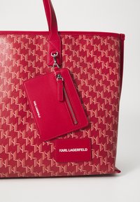 KARL LAGERFELD VOYAGE TOTE - Pirkinių krepšys - klassic red
