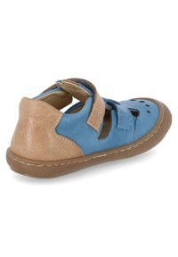 Blauer und sandfarbener Ledersandal mit Klettverschlussriemen, durchbrochenen Details und brauner Gummisohle. Abgerundete Form mit genähten Akzenten.