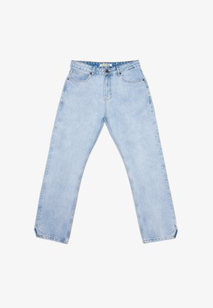 Calças de ganga azul-claro com corte de perna direita, com cinco bolsos, fecho com botão e desbotamento subtil. Sem padrões ou logótipos visíveis.