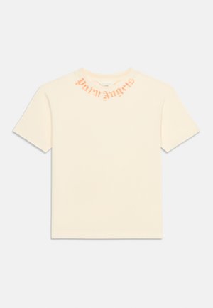 Off-white lyhythihainen T-paita, jossa on vaaleanpunainen "Palm Angels" -teksti painettuna kaula-aukon ympärille, esitetty yksiväristä taustaa vasten.