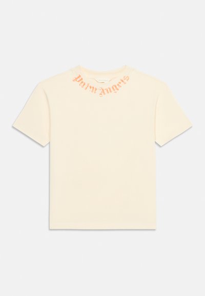 T-shirt à manches courtes blanc cassé avec texte rose « Palm Angels » imprimé autour de l'encolure, présenté sur un fond uni.