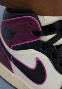 Jordan AIR JORDAN 1 MID SE - Vysoké tenisky - sail/black/active pink/bordeaux/coconut milk