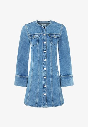 Denimkjole med en lys blå vask, knaplukning foran, to brystlommer og lange ærmer. Har strukturerede syninger og en flagrende skørt.