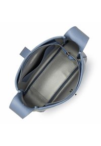 Blauwe leren handtas met een gemêleerd exterieur, voorzien van twee compartimenten en een ritssluiting. De binnenkant is grijs met extra zakken.