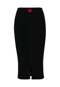 Jupe crayon en tricot côtelé noir avec fermeture à boutons sur le devant et petite fente, arborant une étiquette rouge "HUGO" au niveau de la taille.
