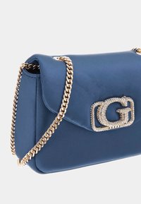 Borsa in satin blu navy con tracolla in catena dorata, caratterizzata da un logo decorato con cristalli brillanti. Texture liscia, forma rettangolare e chiusura a patta.