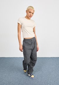 Nike Sportswear Navadna majica - light orewood burn