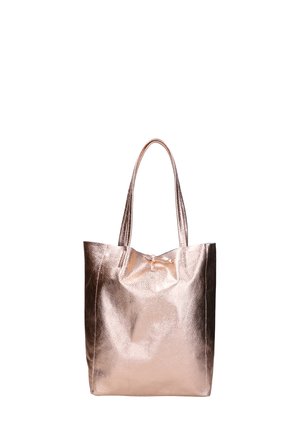 Metalen roségouden tote bag met een gestructureerd oppervlak, twee lange handvatten en een strikaccent aan de bovenkant. Eenvoudig, open ontwerp.