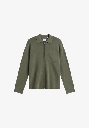 Olivengrøn langærmet jakke med lynlås, krave og brystlomme, designet til afslappet brug.