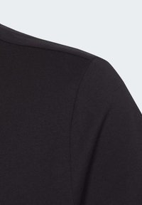 Maglietta nera con un motivo a coste texturizzato, caratterizzata da un colletto rotondo e maniche corte. Attenzione alla cucitura della spalla e al tessuto liscio.