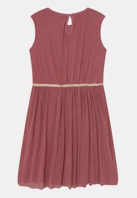 Bordowa sukienka w małe białe kropki. Bez rękawów, z fizjonomią w talii, ze złotą wstążką jako akcentem. Z tyłu detal w kształcie dziurki z gładką teksturą.