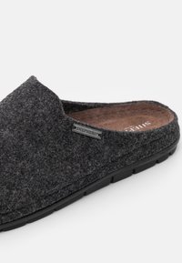 Pelēki slip-on čības ar maigu tekstūru, noapaļota purngala un melnu gumijas zoli. Iekļauta maza metāla birka ar uzrakstu "SHEPHERD".