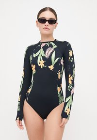 Maiô de manga longa em preto, com padrões florais vibrantes em laranja, rosa e verde. Textura suave com um design ajustado.