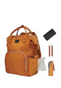 Orange nylon rygsæk med quiltet frontlomme, lynlåslukninger, dobbelte håndtag og justerbare stropper. Inkluderer en lille pung og ekstra stropper.