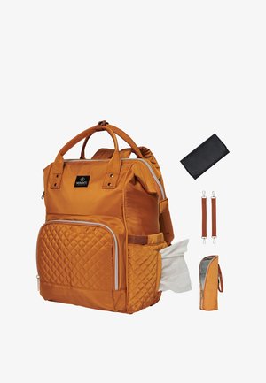 Orange nylon rygsæk med quiltet frontlomme, lynlåslukninger, dobbelte håndtag og justerbare stropper. Inkluderer en lille pung og ekstra stropper.