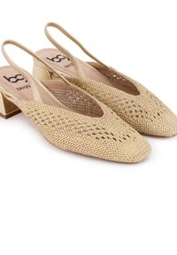 Zapatos slingback de color beige tejidos, con punta afilada y pequeño tacón de bloque dorado, que presentan detalles troquelados en la parte superior y una plantilla acolchada.