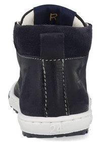 Donker marineblauwe leren enkelboot met een bovenkant van suede, contrasterende witte stiksels, een lus aan de achterkant en een gestructureerde loopzool. Maatlabel "24" zichtbaar.