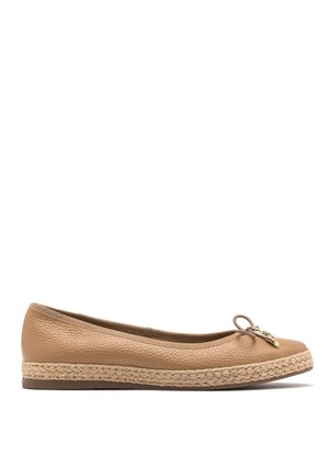Chaussure plate en cuir marron clair avec un bord de semelle tressé et un petit nœud avec un accent doré à l'avant.