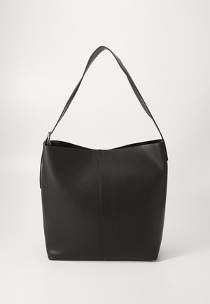 Schwarze Leder-Umhängetasche mit glatter Textur, breitem Öffnungsbereich, einem einzigen Riemen und minimalistisches Design. Verfügt über ein dezentes Nahtdetail an der Vorderseite.