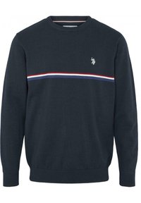 Suéter de punto azul marino con cuello redondo, que presenta una franja horizontal blanca, roja y azul en el pecho y un logo en el lado izquierdo.